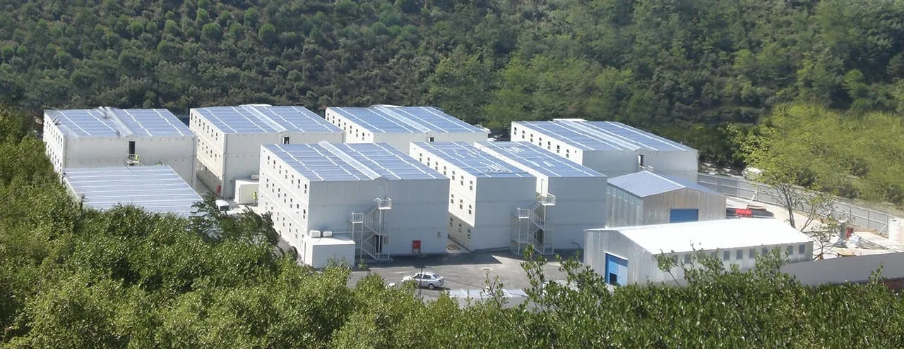 Rangée de bâtiments de camp préfabriqués