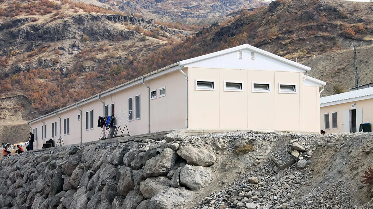 Bâtiments de camp sur un site isolé