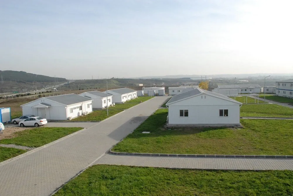 Camp préfabriqué en cours de montage