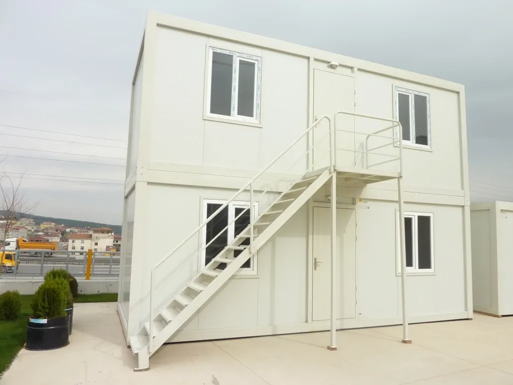 Bloque de contenedores de dos alturas con escalera exterior