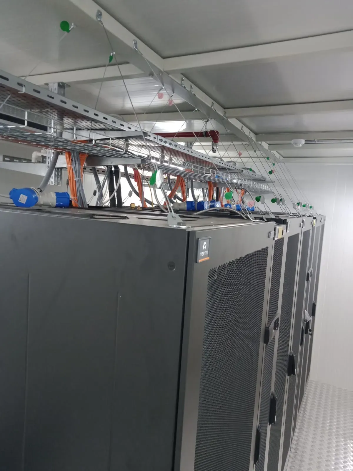 Racks de servidores dentro de um data center em container